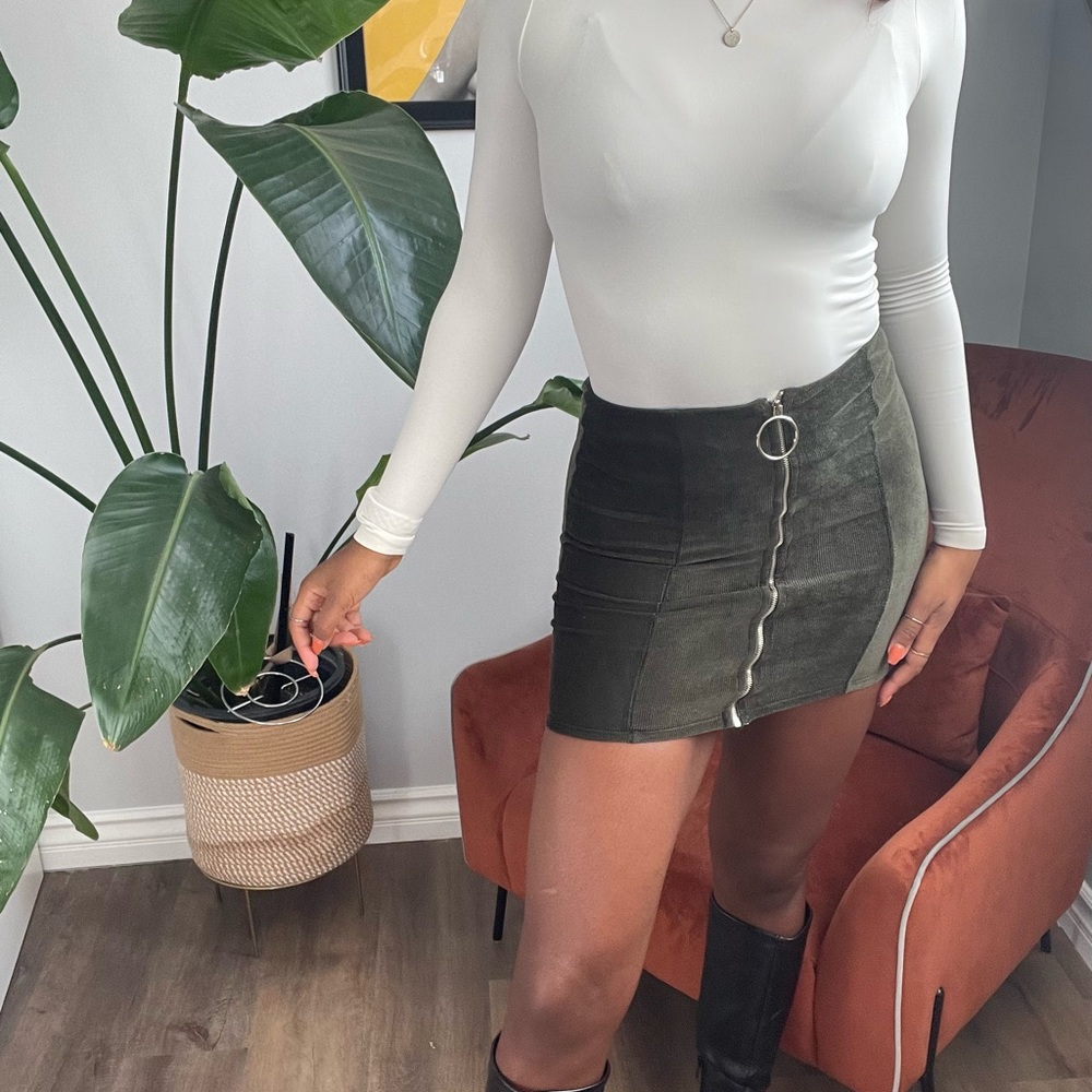 🌳 Green Velvet-Feel Zip-Up Mini Skirt 🌳